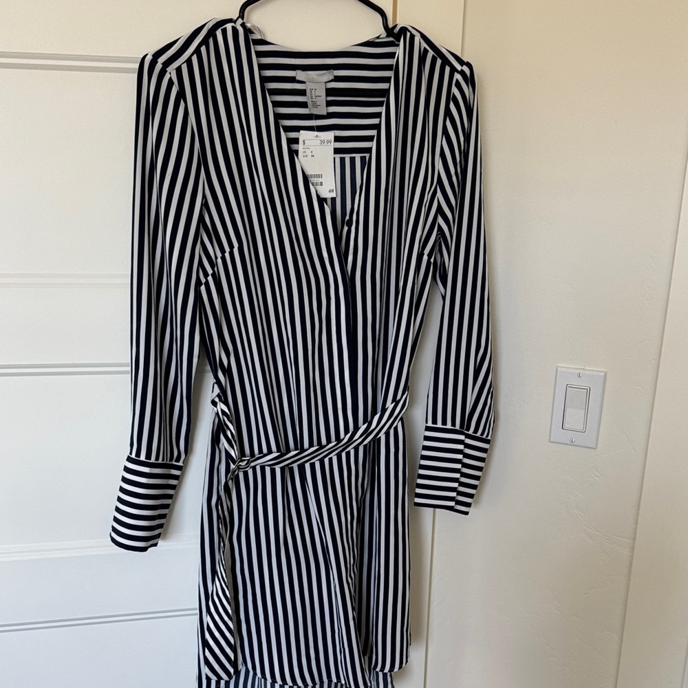 NWT H&M DRESS SIZE 4 / SMALL